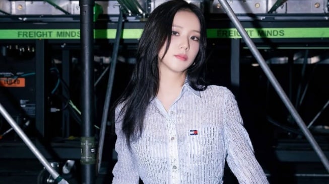 4 OOTD Cozy ala Jisoo BLACKPINK yang Kece Buat Keliling Kota & Taman!