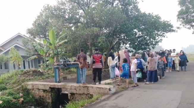 Warga Kampung Pasir Nangka, Desa Sindangjaya, Kecamatan Ciranjang, Kabupaten Cianjur, Jawa Barat, digegerkan temuan mayat bayi di aliran sungai, Minggu, 24/8/2025.ANTARA/Ahmad Fikri.