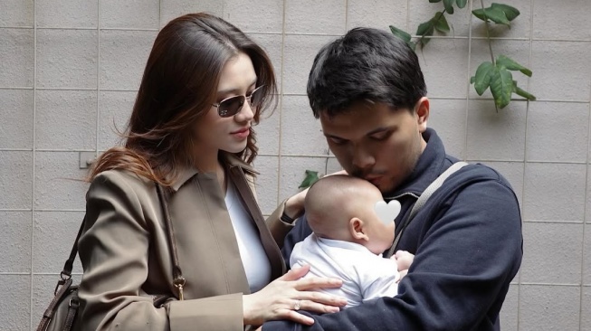 Potret Manis Aaliyah Massaid saat menggendong buah hatinya (Instagram)