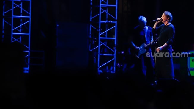 Grup Musik MEW saat tampil di Konser LaLaLa Festival 2025 di Jiexpo Kemayoran, Jakarta, Sabtu (23/8/2025). [Suara.com/Alfian Winanto]