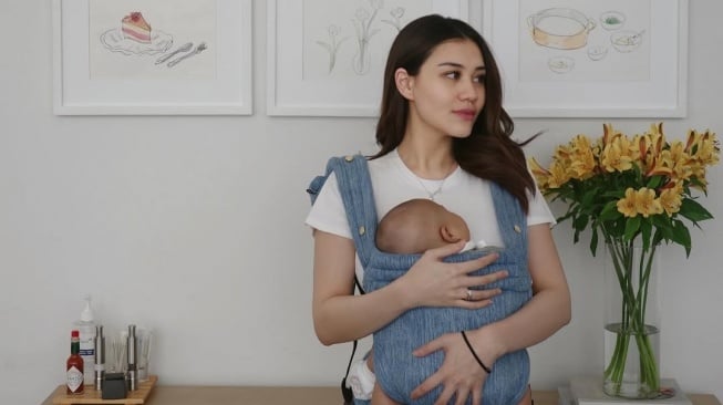 Potret Manis Aaliyah Massaid saat menggendong buah hatinya (Instagram)