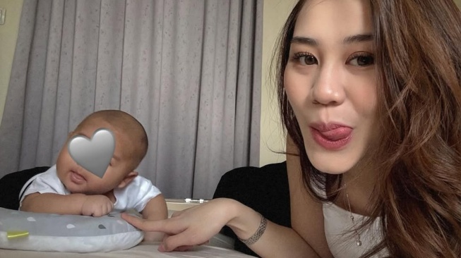 Potret Manis Aaliyah Massaid saat menggendong buah hatinya (Instagram)