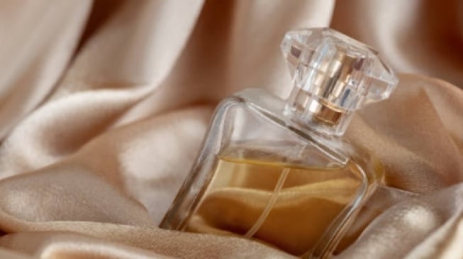 memakai parfum