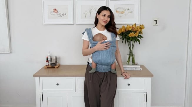 Potret Manis Aaliyah Massaid saat menggendong buah hatinya (Instagram)