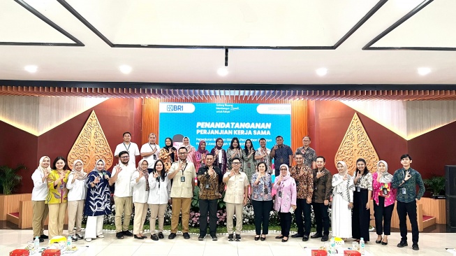 Pejabat BRI Regional Office Semarang dan Kementrian PKP Jateng berfoto bersama di Semarang. [Dok BRI]