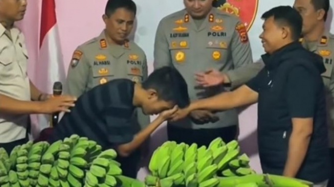 Curi Pisang Demi Biaya Istri yang Hamil, Endingnya Bikin Nangis!