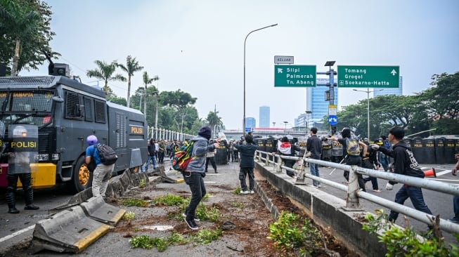 Personel polisi menghalau pengunjuk rasa di Jalan Letjend S Parman, depan Gedung DPR, Jakarta, Senin (25/8/2025). [ANTARA FOTO/Bayu Pratama S/rwa]