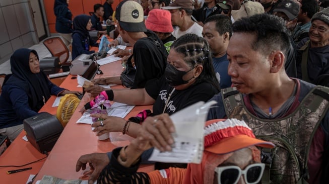 Sejumlah warga mengantre mengirimkan surat berisi desakan kepada Komisi Pemberantasan Korupsi (KPK) terkait dugaan korupsi Bupati Pati Sudewo di Kantor Pos Pati, Kabupaten Pati, Jawa Tengah Senin (25/8/2025). [ANTARA FOTO/Aji Styawan/rwa]