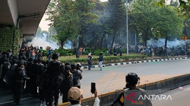 Petugas menembakkan gas air mata ke arah pengunjuk rasa di Jakarta, Senin (25/8/2025). ANTARA/Khaerul Izan