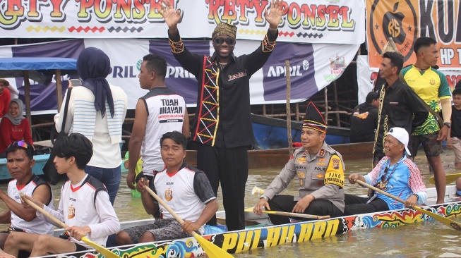 Senangnya Rapper Melly Mike Naik Pacu Jalur, Susuri Sungai Kuantan
