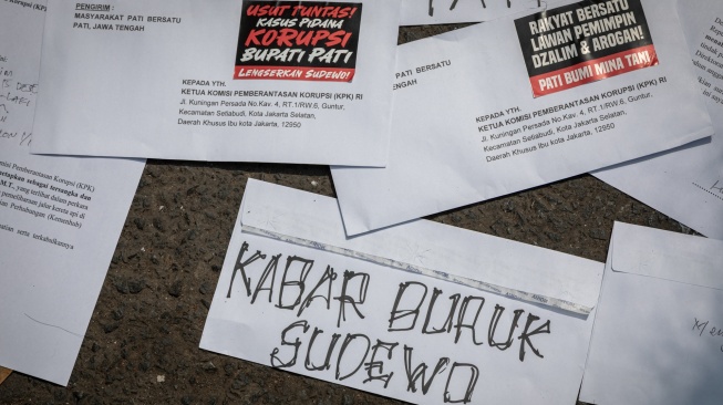 Warga mengumpulkan sejumlah surat berisi desakan kepada Komisi Pemberantasan Korupsi (KPK) terkait dugaan korupsi Bupati Pati Sudewo di Kabupaten Pati, Jawa Tengah Senin (25/8/2025). [ANTARA FOTO/Aji Styawan/rwa]