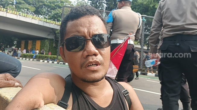 Denny Nurjaman, disabilitas yang datang ke demo DPR pada Senin, 25 Agustus 2025. [Suara.com/Rena Pangesti]