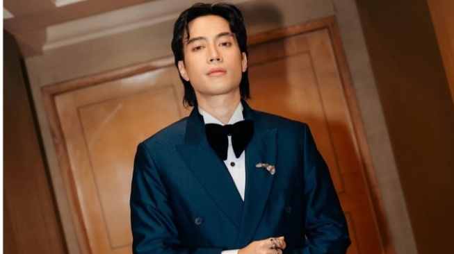 Penampilan Terbaru Vidi Aldiano Bikin Khawatir, Sampai Dipapah Deddy Corbuzier