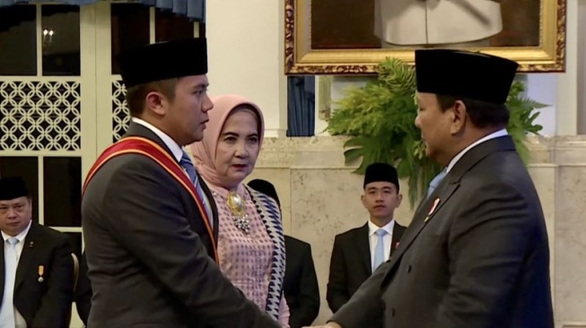 Presiden Prabowo Subianto (kanan) menyalami Sekretaris Kabinet (Seskab) Letkol Inf. Teddy Indra Wijaya (kiri) selepas prosesi penyematan tanda kehormatan Bintang Mahaputera Utama dalam upacara penganugerahan tanda kehormatan RI di Istana Negara, Jakarta, Senin (25/8/2025). ANTARA/HO-BPMI Sekretariat Presiden.
