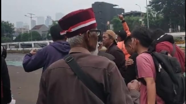 Demo 25 Agustus di DPR Ricuh: Pendemo Dibopong Gegara Luka-luka, Polisi Dicap Anarkis!
