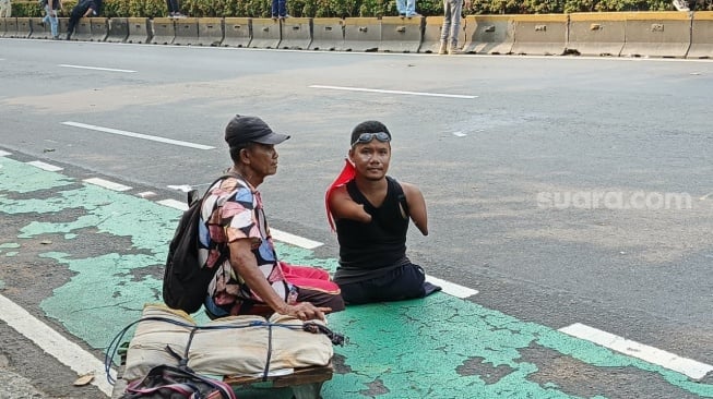 Ikut Demo di DPR, Sosok Disabilitas Ini Naik Papan Roda dari Cakung ke Senayan Bawa Pesan Damai