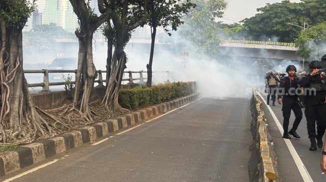 Polisi Tembakkan Gas Air Mata! Aksi 25 Agustus Tuntut Prabowo-Gibran Turun, Kabinet Dibubarkan