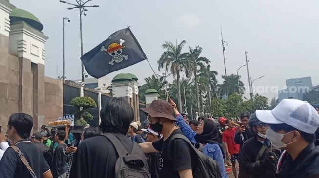 Penampakan Bendera One Piece saat Demo di Depan Gedung DPR, Demonstran Beri Pesan ke Anggota Dewan