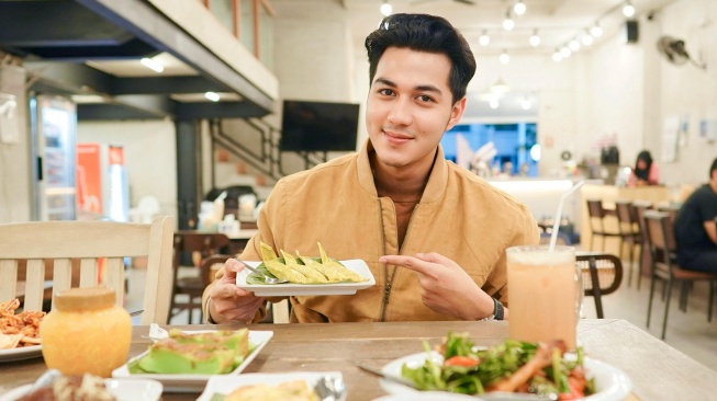 Mahendra Adhar mengaku senang berburu kuliner Aceh, sekaligus menghilangkan rindu terhadap kampung halaman. [Instagram]