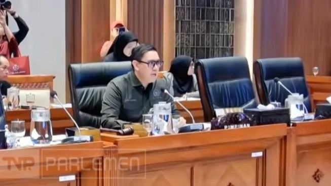 Dave Laksono Tegaskan Rapat Tak Goyah: Suasana Panas di Luar, RDPU RUU Penyiaran Tetap Khidmat