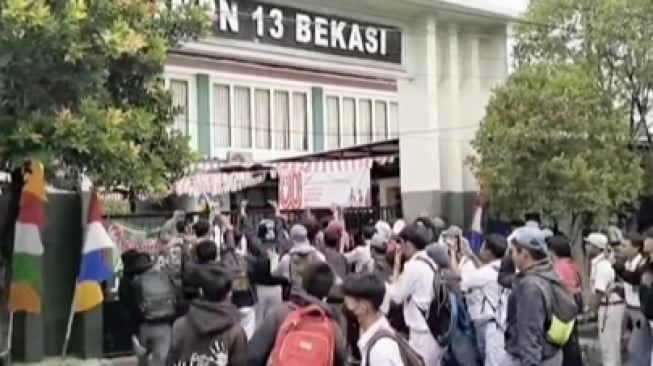 Sentuh Area Vital Siswi, Amarah Alumni SMPN 13 Bekasi Meledak Minta Guru Olahraga Inisial J Dipecat