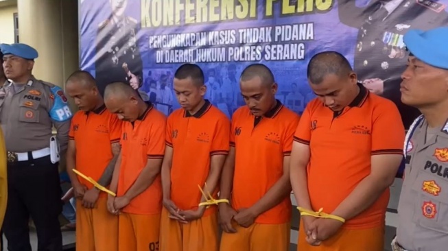 6 orang telah ditetapkan sebagai tersangka kasus kekerasan dan pengeroyokan terhadap Humas Kementerian Lingkungan Hidup (KLH) dan wartawan [Yandi Sofyan/SuaraBanten]