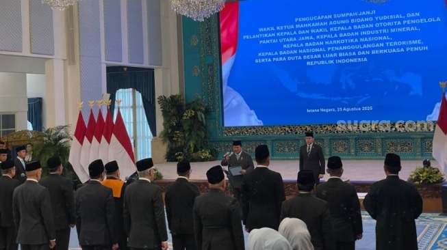Presiden Prabowo Subianto melantik Kepala Badan Otorita Pengelola Pantai Utara Jawa dan wakilnya. Selain itu, kepala negara turut melantik Kepala Badan Industri Mineral. (Suara.com/Novian)