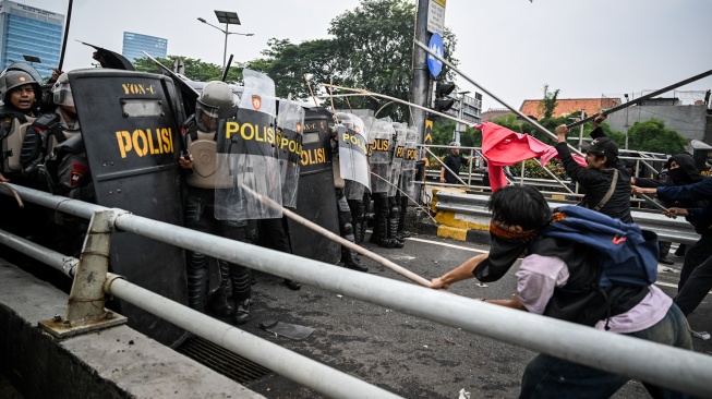 Personel polisi menghalau pengunjuk rasa di Jalan Letjend S Parman, depan Gedung DPR, Jakarta, Senin (25/8/2025). [ANTARA FOTO/Bayu Pratama S/rwa]
