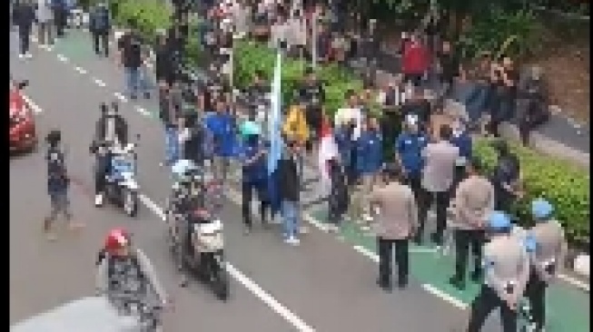Penampakan massa pendemo 25 Agustus saat menuju Gedung DPR RI. (tangkapan layar/TikTok)
