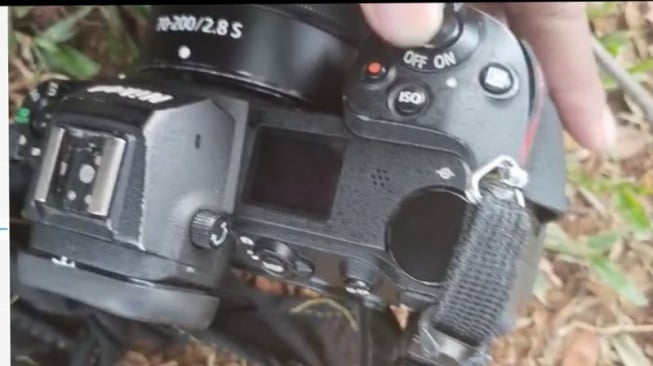 Kamera pewarta ANTARA Foto yang rusak akibat pukulan polisi saat demonstrasi 25 Agustus di DPR. ( ANTARA/Khaerul Izan)
