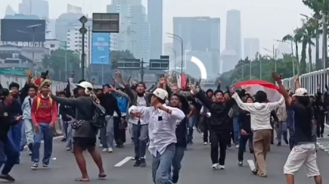 Viral video massa pelajar STM ikut demonstrasi 25 Agustus di depan Gedung DPR. (tangkapan layar/Twitter).