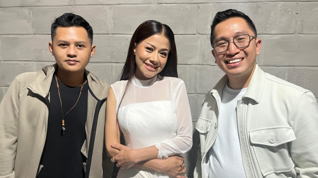 Asrilia bersama produser dan komposer Bemby Noor (kanan) dan Mario Kacang (kiri). Asrilia baru saja merilis lagu "Terima Kasih Cinta", yang sebelumnya dipopulerkan Afgan. [Instagram]