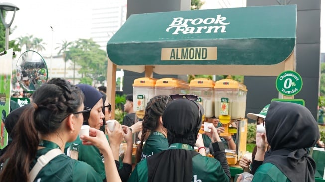 susu almond salah satu contoh susu nabati dari BrookFarm. (dok. Brookfram)