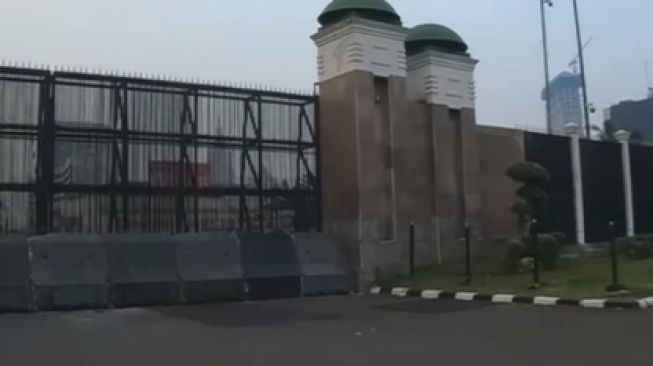 Ramai Ajakan Demo 25 Agustus di Medsos, Beton di Depan Gedung DPR Dilumuri Oli