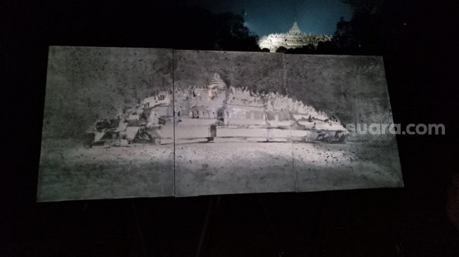 Lukisan Borobudur Bersepuh Emas Putih