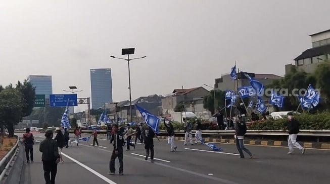 Massa pelajar STM yang meluber ke jalan tol dalam demonstrasi 25 Agustus di DPR RI yang berakhir bentrok dengan aparat kepolisian. (Suara.com/Faqih)