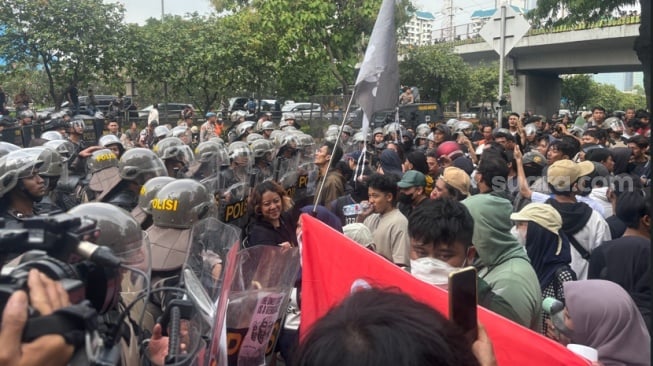 Puluhan pelajar mencoba merangsek ke depan gedung DPR RI, Senayan, Jakarta usai aparat kepolisian memukul mundur massa aksi dari depan Gedung Parlemen. (Suara.com/Faqih)