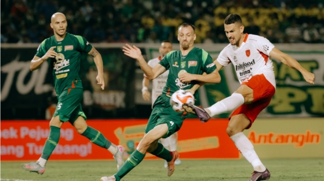 Johnny Jansen Akui Persebaya Lebih Unggul, Bali United Belajar Banyak Hal