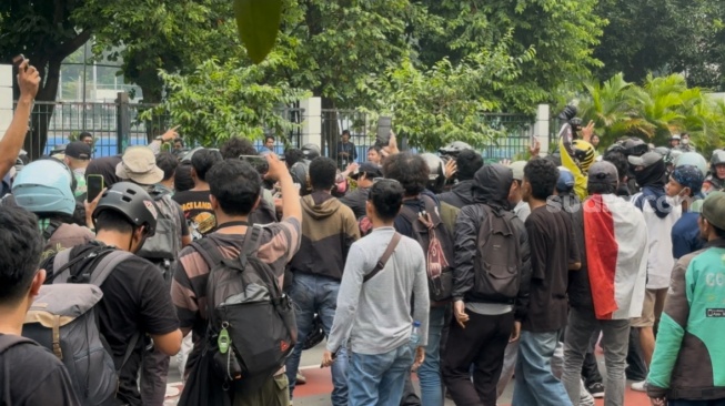 Tercecer dari Gerombolannya, Polisi Bermotor Disoraki Demonstran Bubarkan DPR