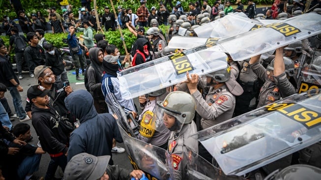 Personel polisi menghalau pengunjuk rasa di Jalan Letjend S Parman, depan Gedung DPR, Jakarta, Senin (25/8/2025). [ANTARA FOTO/Bayu Pratama S/rwa]