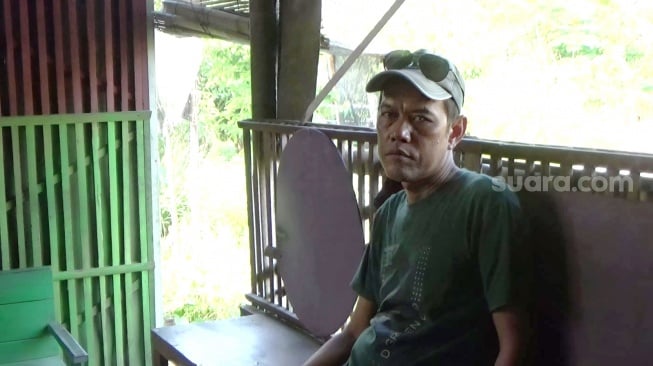 Hadi Sasmita (44), warga Desa Trengguli, Kecamatan Wonosalam, Kabupaten Demak, kehilangan rumahnya usai terjerat utang Rp20 juta, Senin (25/8/2025). [Suara.com/Sigit AF]