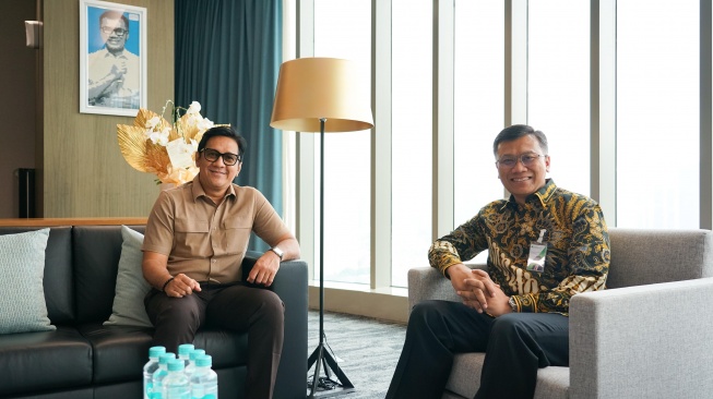 “Saya mau mengajak seluruh pekerja seni dan informal ikutan bergabung dengan BPJS Ketenagakerjaan untuk mendapatkan manfaat yang luar biasa, caranya gampang tinggal masuk aja ke JMO (Jamsostek Mobile),” jelas Andre Taulany di Kantor Pusat BPJS Ketenagakerjaan (Dok: BPJS Ketenagakerjaan)