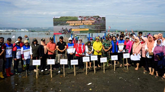 PT Pertamina Patra Niaga Regional Jawa Bagian Tengah melalui Aviation Fuel Terminal (AFT) Ahmad Yani melaksanakan menanam mangrove di Area Konservasi Mangrove, Kelurahan Mangunharjo, Kecamatan Tugu, Kota Semarang, Rabu (20/8/2025).