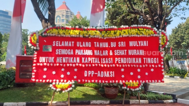 Menkeu Sri Mulyani dapat 'hadiah' ulang tahun dari para dosen ASN berupa lebih dari seratus karangan bunga yang dikirim langsung ke kantor Kementerian Keuangan di Jakarta Pusat. (Suara.com/Lilis)