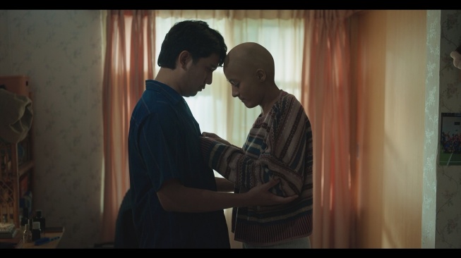 Penampilan Arbani Yasiz dan Mawar de Jongh di film Sampai Titik Terakhirmu. Film garapan LYTO Pictures ini akan tayang pada 13 September 2025. [LYTO Pictures]