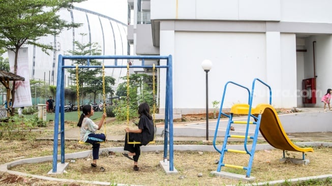 Suasana aktivitas warga di Kampung Susun Bayam, Jakarta, Selasa (26/8/2025). [Suara.com/Alfian Winanto]