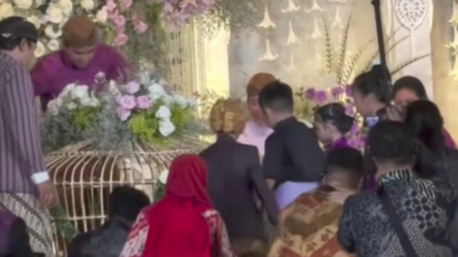 Dilakukan Kaesang—Erina, Apa Makna Kurungan Ayam dalam Tedak Siten Anak? (tiktok@masako)