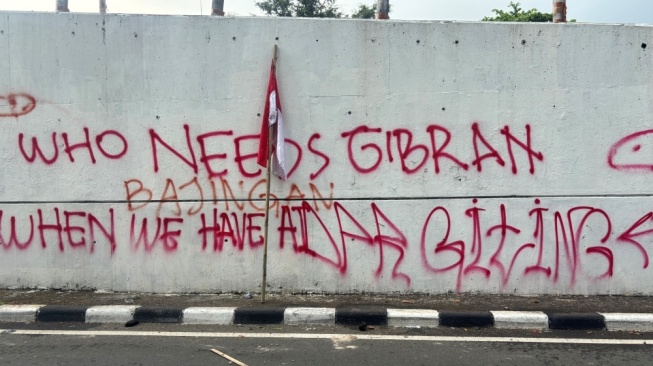 Demo DPR Ricuh: Tembok Dihajar Tulisan 'Who Needs Gibran' hingga Sindiran Gaji Dewan 'IQ Jongkok'!