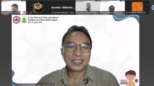 Ketua Pengurus Pusat Ikatan Dokter Anak Indonesia (IDAI), Piprim Basarah Yanuarso saat seminar media secara daring berjudul ‘KLB Campak pada Anak dan Update Rekomendasi Vaksinasi IDAI’. [Suara.com/Nur Saylil Inayah]  