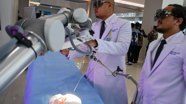Sejumlah dokter melakukan uji coba alat Endoscope dan Exoscope untuk operasi syaraf micro ke lokasi operasi yang sulit di jangkau saat peresmian Gedung Layanan Terpadu dan Institut Neurosains Nasional Rumah Sakit Pusat Otak Nasional Prof. Dr. dr. Mahar Mardjono, Jakarta, Selasa (26/8/2025). [ANTARA FOTO/Muhammad Adimaja/nz]